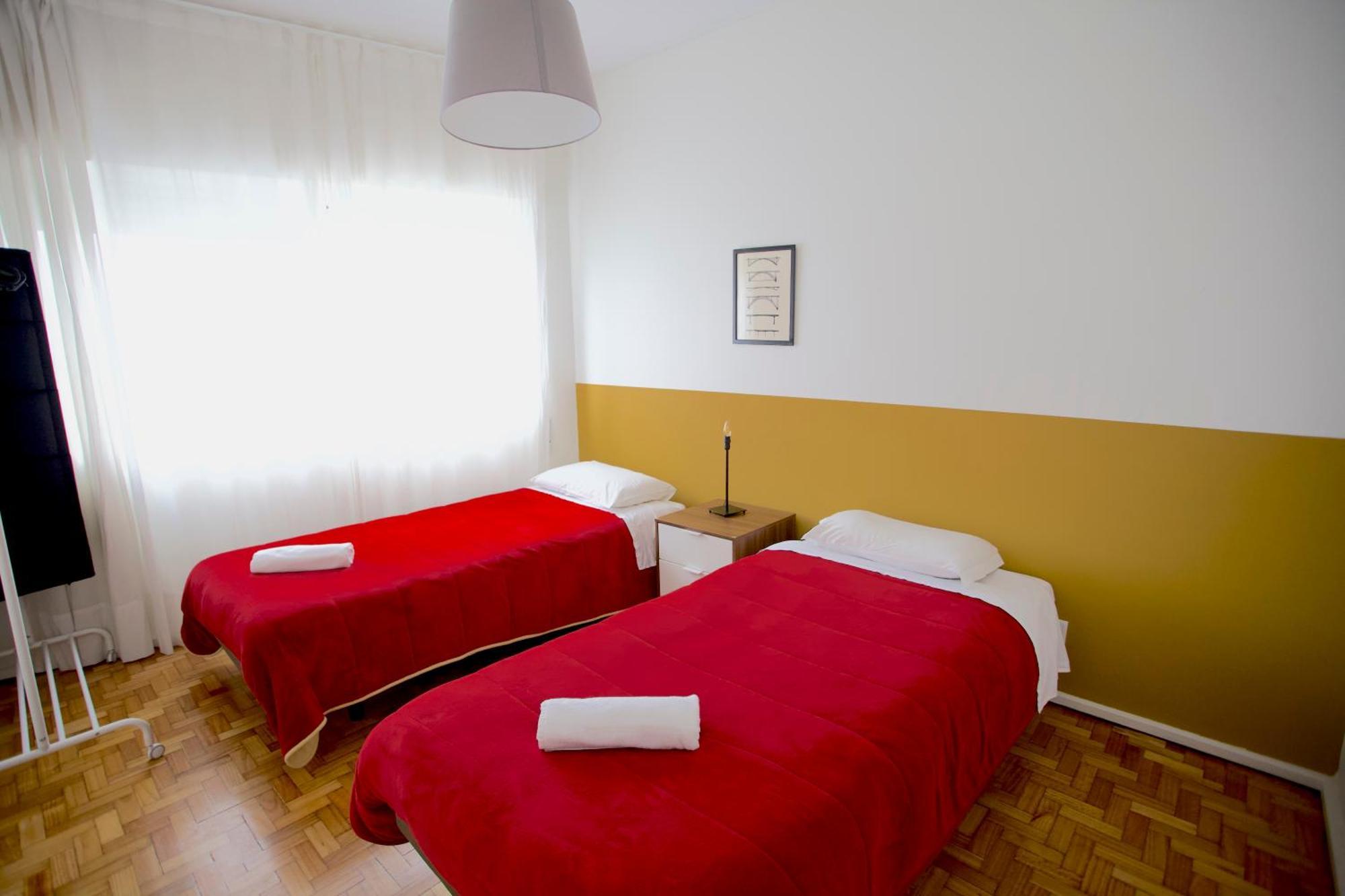 Downtown 3 Bedroom With Balcony - Quiet Street - Family Friendly - Groups Порту Экстерьер фото